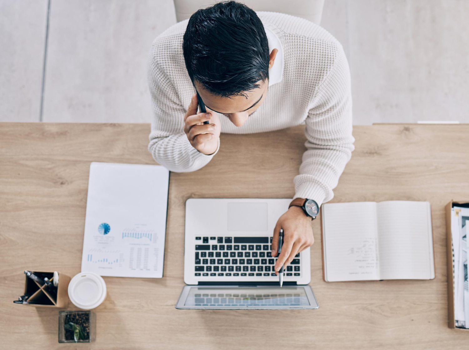 Фриланс как начать. Стол бизнесмена. Sophisticated Office hands.